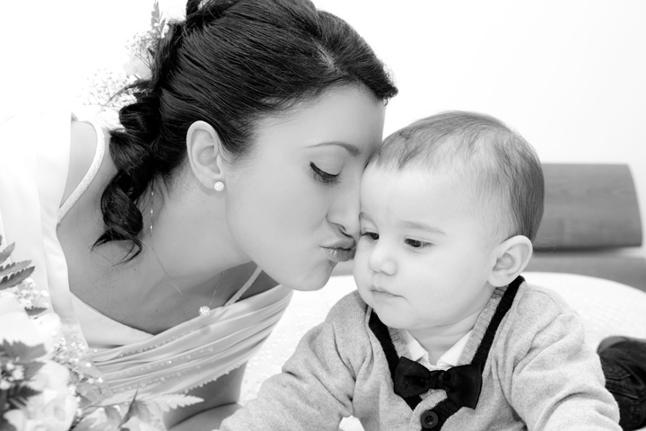 la sposa e il suo bambino durante la preparazione