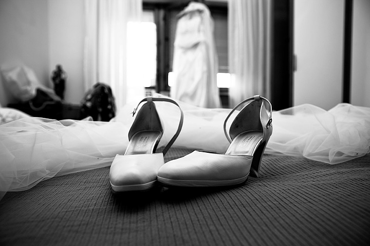 Il bianco e nero esalta molto spesso questa tipologia di foto, il velo fa da cornice alle scarpette mentre sullo sfondo vediamo l'abito.
