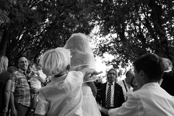 Bambini lanciano del riso alla sposa